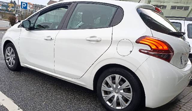 peugeot-208-1-2-cx-aut-img5